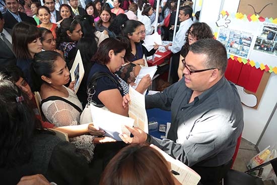 570 mujeres encuentran trabajo en Feria de Empleo de Puebla