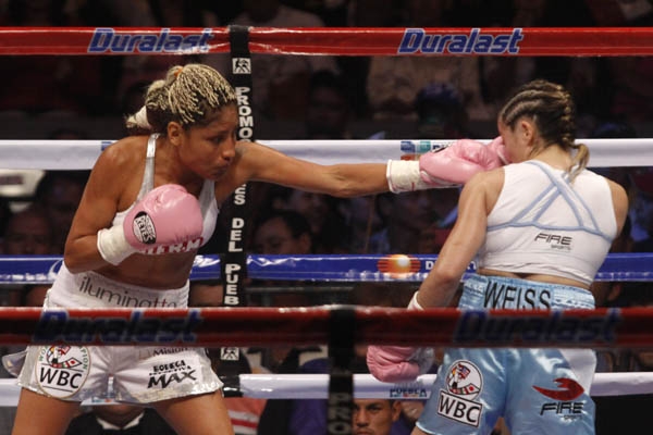 Barby Juárez retuvo Campeonato Supermosca del CMB en Puebla