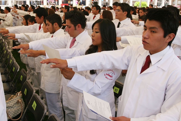 Pasantes de Medicina en Puebla, de los que más abandonan el servicio social