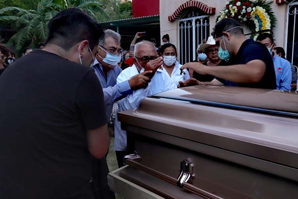 Crescencio y su travesía de 86 días hasta la última bendición de sus padres