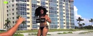 VIDEO: Broma provocó que chica posara en topless