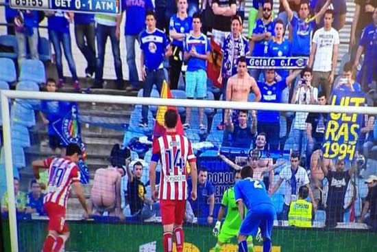 Trasero de un aficionado distrae a Diego Costa y falla penal