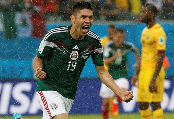 Pese a mal arbitraje, México ganó 1-0 a Camerún con gol de Peralta