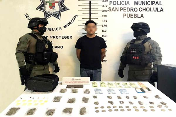 Policía de San Pedro Cholula recupera moto robada y asegura a hombre por presunta posesión de enervantes