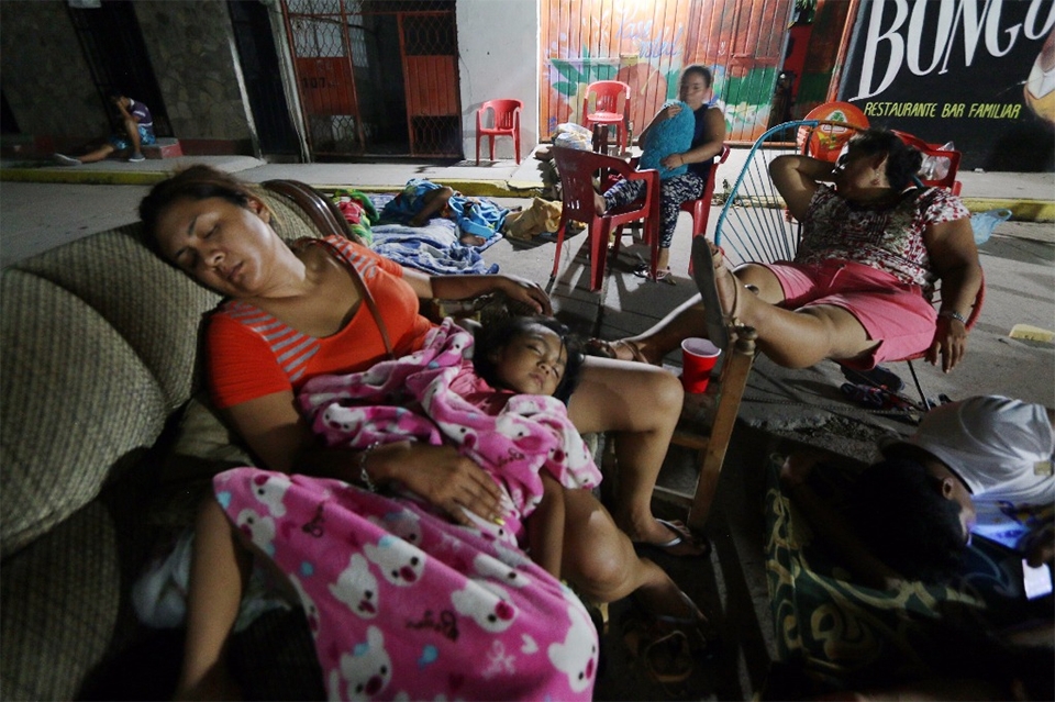 Miles de oaxaqueños duermen en las calles por temor a réplicas