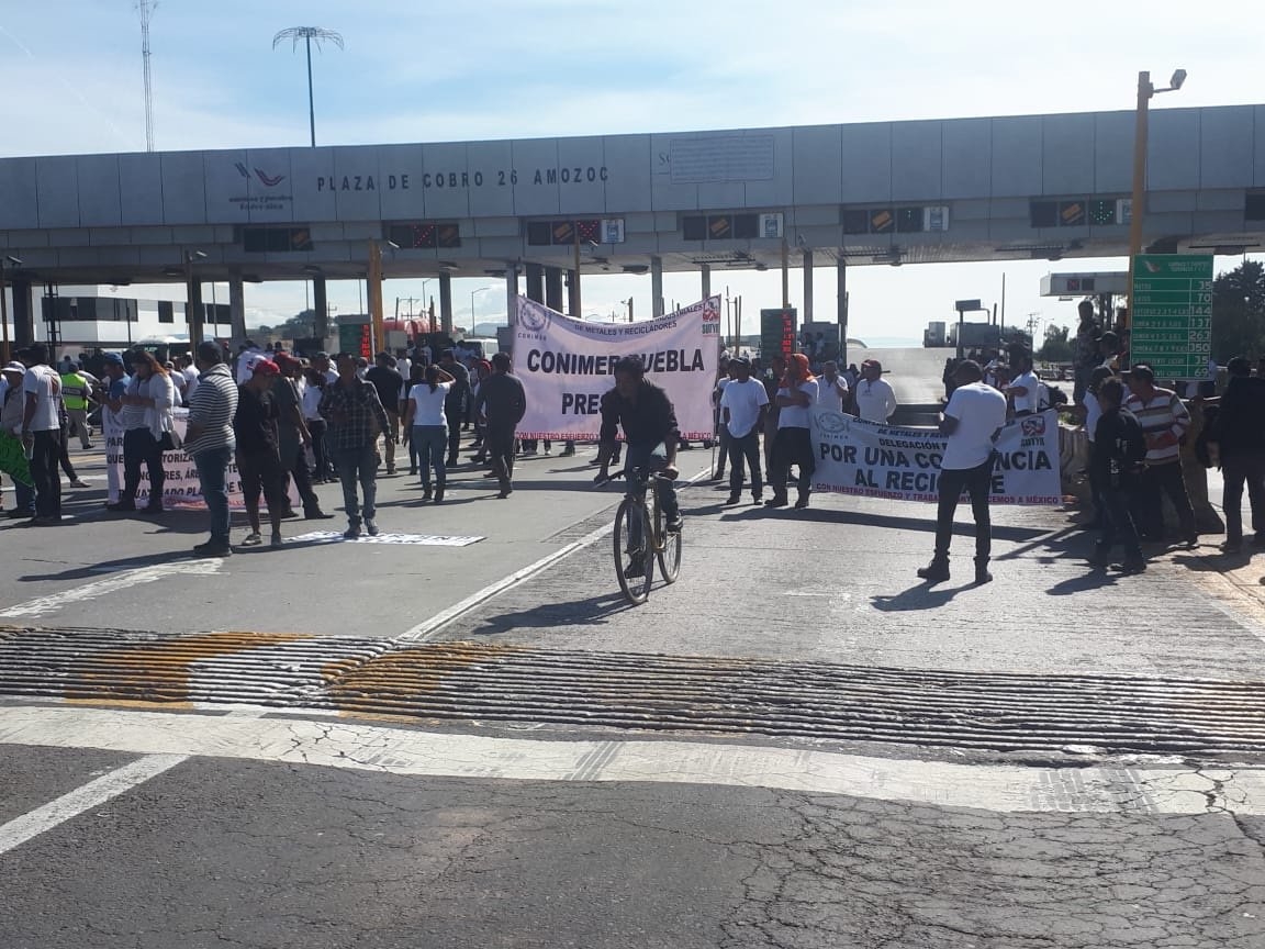 Recicladores bloquearon autopistas de Puebla; se oponen a Ley de Residuos