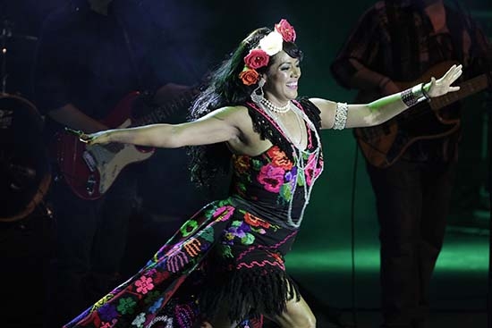 Lila Downs brinda con mezcal en Puebla