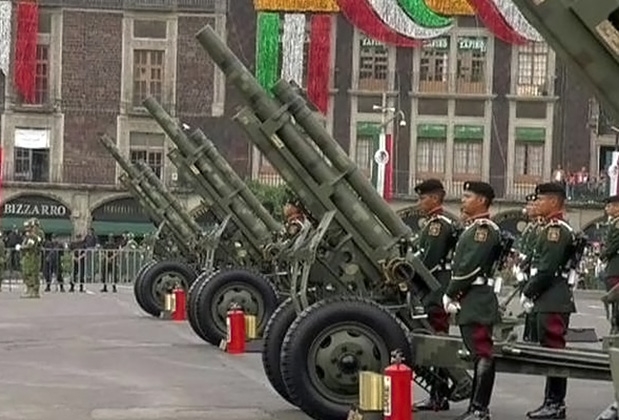 VIDEO: Fuerzas Armadas realizan desfile militar en Zócalo del DF