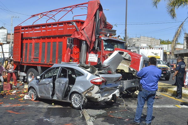 Camión se quedó sin frenos y colisionó contra vehículos particulares en Atlixco