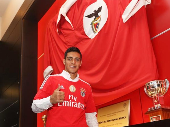 Raúl Jiménez fue presentado con el Benfica de Portugal