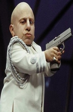 Verne Toyer “Mini Me” fue internado tras presentar tendencias suicidas
