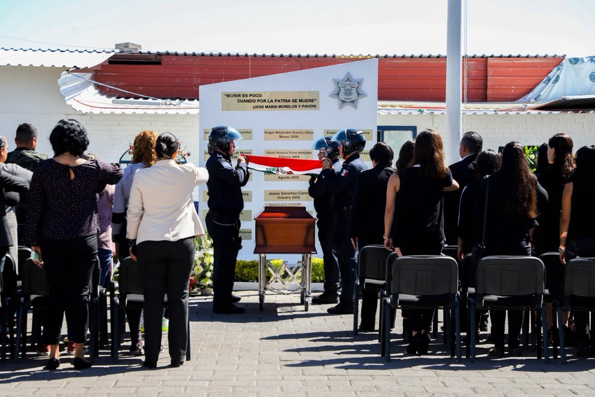 Rinden homenaje a policía asesinada por conductor en Puebla