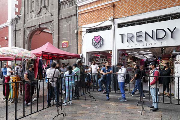 Detectan hasta 300 ambulantes afuera de plazas comerciales