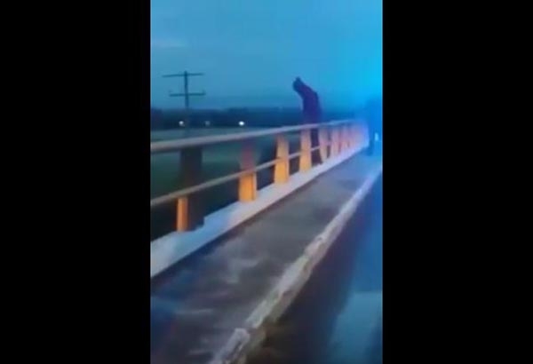 VIDEO: Policías frustran suicidio de joven de 17 años