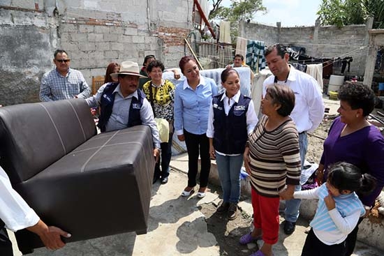 Dinorah López de Gali entrega muebles a damnificados por desbordamiento del Alseseca