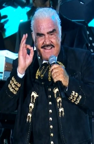 Vicente Fernández es sometido a traqueotomía y se mantiene estable