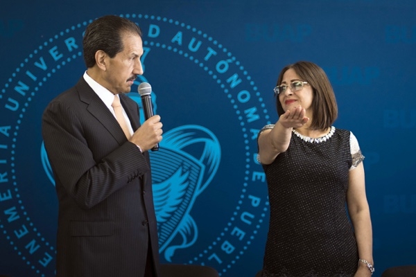 Esparza Ortiz preside cuarto informe del director de la Preparatoria “Enrique Cabrera” de Tecamachalco