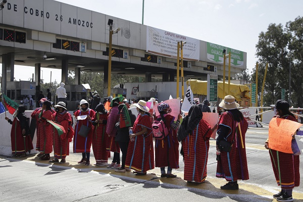 Manifestantes de Oaxaca toman la caseta de Amozoc y dan paso libre a automovilistas
