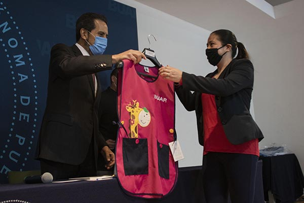 Rector de la BUAP realizó la entrega simbólica de 2 mil 611 paquetes de uniformes
