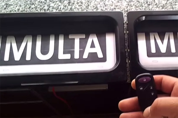 VIDEOS: Burlan fotomulta en Puebla con cortina eléctrica para placas traseras