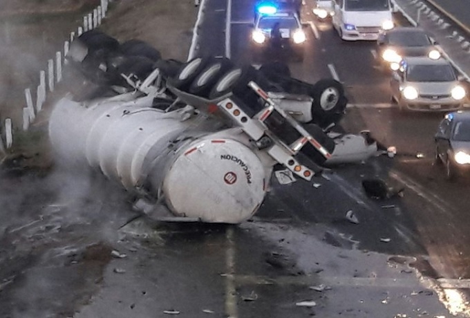 Un muerto tras volcar pipa con productos químicos en la autopista a Tlaxcala