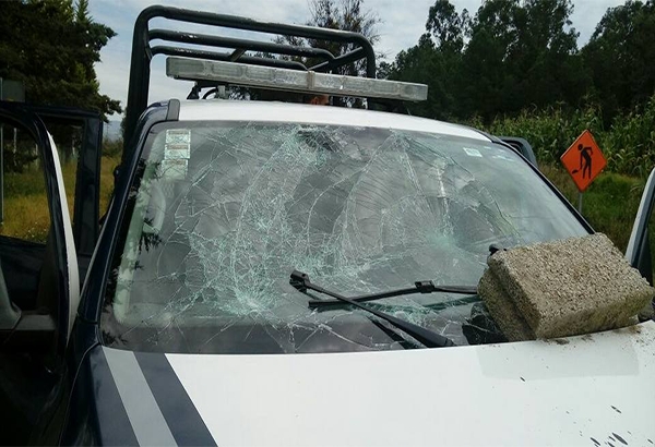 Huachicoleros apedrean a policías en Santa Rita Tlahuapan; siete detenidos