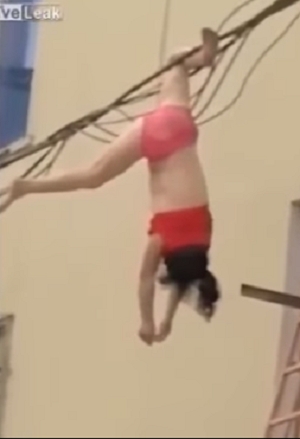 VIDEO: Mujer quedó atorada de cables cuando escapaba de la casa de su amante