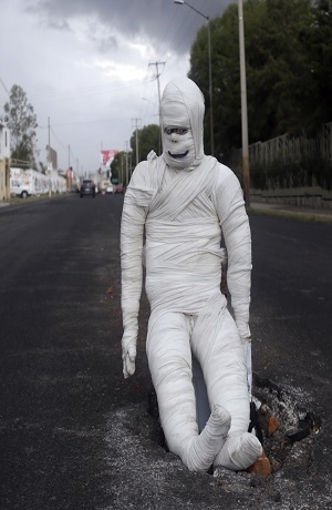 Colocan una momia en hoyo en el asfalto de la colonia Azcárate