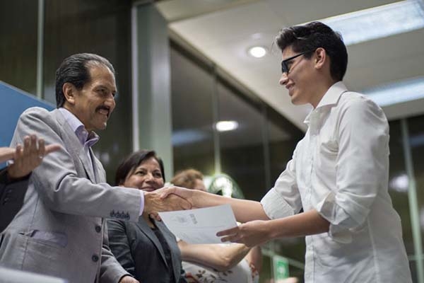Rector de la BUAP entrega premios en la Expo de Emprendimiento Sustentable