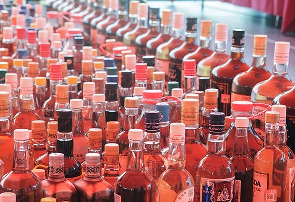 De cada 10 botellas en el mercado, 4 son de licor adulterado