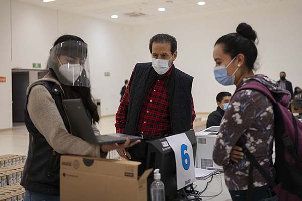 BUAP: Esparza Ortiz entregó equipo de cómputo a estudiantes para sus clases en línea