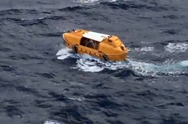 VIDEO: Rescatan a turista que cayó de crucero en Cozumel