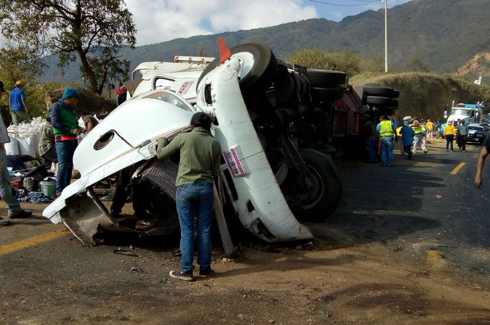 Cerrada la Puebla-Orizaba por volcadura de tráiler en Cumbres de Maltrata