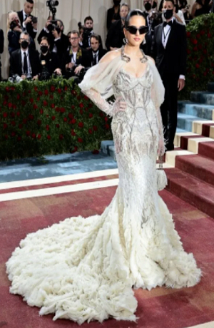 Rosalía cautiva en la alfombra roja del Met Gala 2022