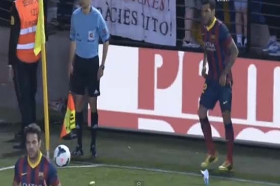 VIDEO: Dani Alves, le lanzan plátano de la tribuna y él se lo come