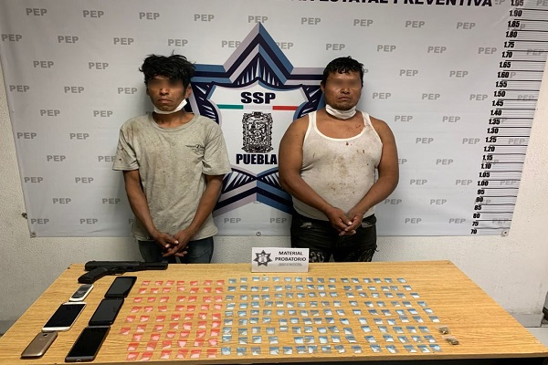 Policías estatales atrapan a pareja con drogas y arma de fuego en Puebla