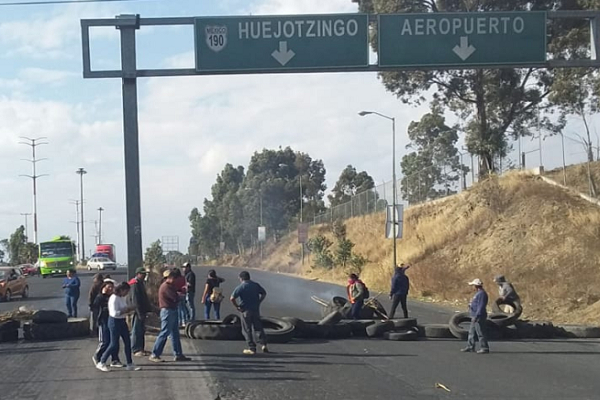 Exigen liberación de líder indígena y cierran la carretera la federal Cholula-Huejotzingo