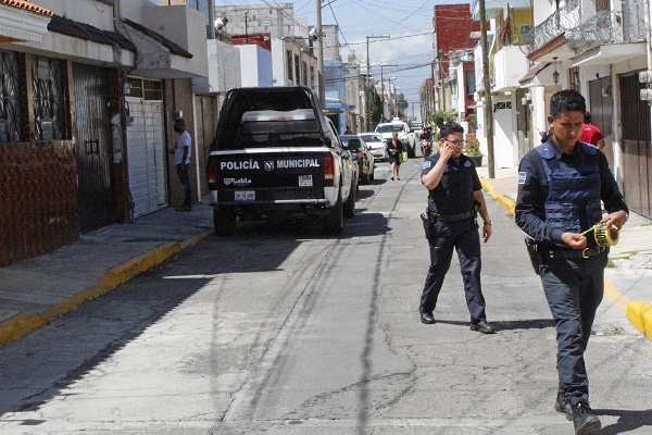Trabajador de la construcción se electrocuta y vive para contarlo en Puebla
