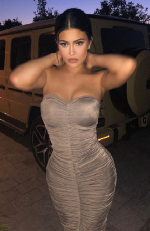 Kylie Jenner impacta con figura y bikini en redes sociales