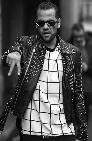 Dani Alves causa polémica por “modelar” con tacones
