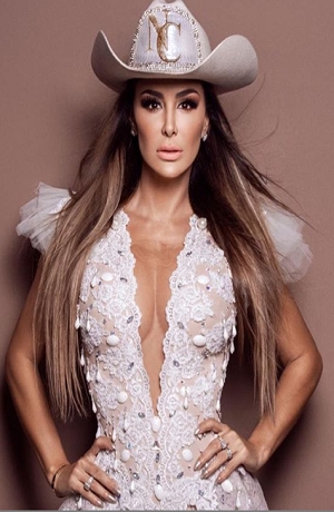 Ninel Conde cautivó con sensual pose en alguna playa del Caribe