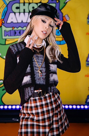 Danna Paola hace recordar a RBD con vestuario