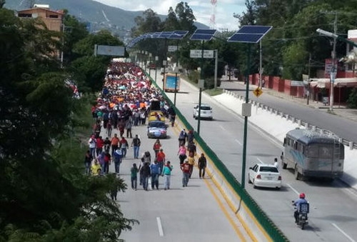 Cierran Autopista del Sol por normalistas desaparecidos