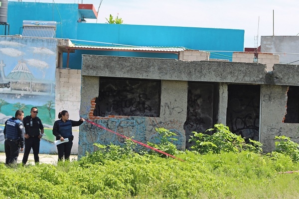 Hallan cadáver de un hombre en lote baldío de la colonia Santa Bárbara