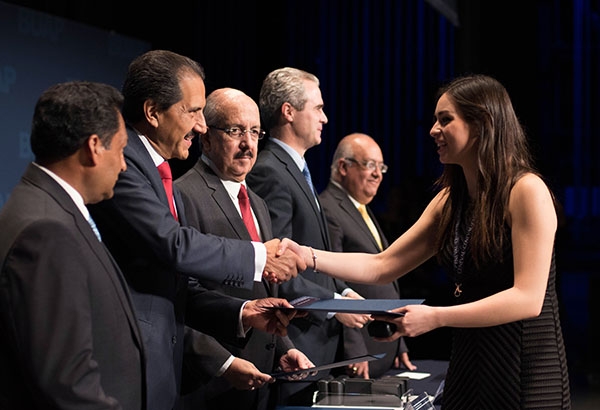 Entregan premios Ceneval en la BUAP