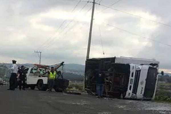 Dos enfermeras lesionadas tras volcar unidad de la Secretaría de Salud en Puebla