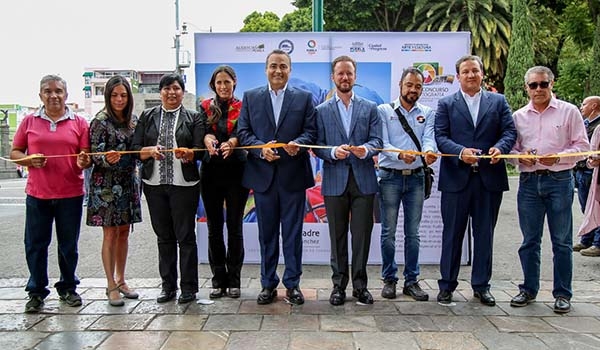 Inauguran exposición fotográfica “Los Valores de la Rendición de Cuentas” en el zócalo de Puebla