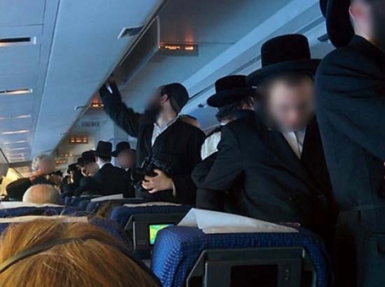 Judíos ultraortodoxos demoran vuelo por no sentarse junto a mujeres
