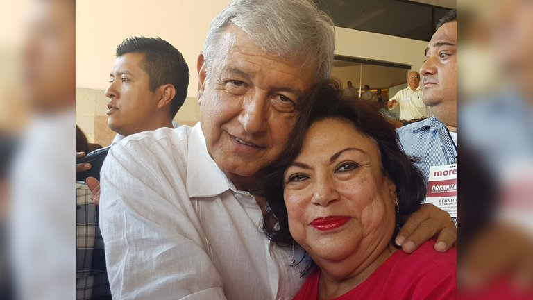 AMLO premia a periodista con consulado en Estambul