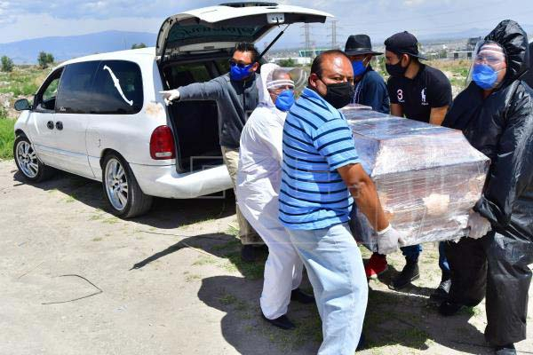 Cerca de mil poblanos han muerto de COVID-19 fuera del estado
